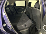 リヤシートを倒すと大きな荷物も入ります 片側、両側可能です。