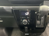 手の届きやすいところで簡単操作ができるオートエアコン付き!オールシーズンお好みの温度調節ができます!