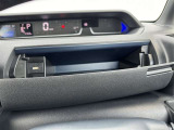 運転席前の小物入れです!手を伸ばすとすぐに取り出せるので使い勝手の良い収納です!