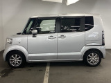 狭い駐車場でも、スライドドアならチャイルドシートへのお子さまの乗降や荷物の積載もスムーズ。とても便利な【助手席側。電動スライドドア】ドアハンドを少し引くだけでリアドアが自動開閉します。