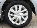 タイヤサイズは、155/65R14です。デザインにも優れている純正ホイールキャップが装備され、足元を引き締めます。