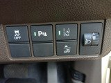 パーキングセンサーや横滑りを防ぐVSA等のスイッチ類は運転席の右側、手の届きやすい位置にあります。