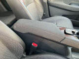 フロントシートにはセンターアームレスト付き、長時間の運転で疲れた腕を乗せてください。