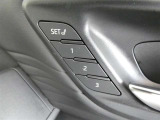 運転席のシートポジションを記憶・再現できるメモリー機能を搭載しています。