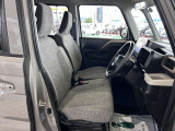 [フロントシート]インパネにシフトが付いているので足元広々!運転席から助手席の移動も楽々♪どちらからでも乗り降り出来るので、狭い場所の乗り降りも楽ちんですよ♪