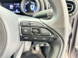 クルーズコントロール機能が付いています。 速度を設定するとアクセルを踏まなくても一定の速度で走ることができます。  高速道路ではとても便利な装置なんです。