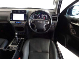 革巻きステアリングで快適な操作性の運転席です。