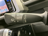 操作しやすいウインカーレバーで、安全な車線変更をサポートします。レバーの操作感も心地よく、直感的に操作できます。