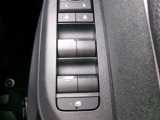 パワーウィンドウの全席オート機能が装備されています。助手席・後席もワンタッチ開閉でき、車内の換気もスムーズです。