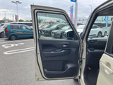 洗練された空間が広がる運転席。シンプルで使いやすい操作性も魅力です。快適なドライブをサポートする機能も充実しています。ぜひ、実際に体験してください。