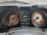 走行に必要な情報をシンプルに伝えるメーターパネル。運転中も直感的に状況を把握できます。