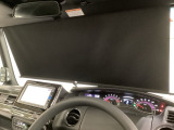 サンシェード内臓大型ルーフコンソールをオプション装備しています。ティッシュ取り出し口がつくなど多様な収納ボックスの他に、停車時に使える日差しカットのサンシェードも引き出せる便利なルーフコンソールです。