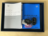 メンテナンスノート【点検整備記録簿・保証書】、取説も揃ってます。スマートキーはバッグなどにしまったままボタン操作でエンジン始動・停止やハイブリッドシステムの起動や停止ができて大変便利です