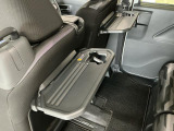 【格納式シートバックテーブル】車内でのお食事などで活躍♪カップホルダーも備えています。