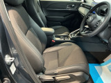 包み込むような背もたれがドライバーの身体全体をしっかり支えます。長時間の運転も快適な座り心地です。