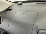 【助手席エアバッグ】SRSエアバッグとはシートベルトの働きを補助して衝突した時に乗員の衝撃を軽減するシートベルト併用式エアバッグ。前面衝突時に瞬時に膨らみ、頭部と胸部の衝撃を軽減します。