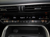 運転席と助手席で設定温度が変えられるデュアルオートエアコン。また運転席&助手席シートヒータとステアリングヒーターも装備。