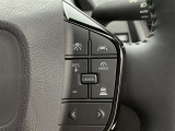 前方の車との車間を設定し、スピードを上げたり緩めたりを自動で行ってくれる追尾式の「レーダークルーズ」。上級装備の一つです!高級車にしかつかない嬉しい機能です。