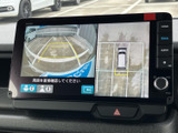 車両周囲の映像と上から見た表示を切り替えて確認でき、駐車時の位置合わせをサポートします。画面にはガイド線も表示されるため、周囲を確認しながら落ち着いて操作できます。