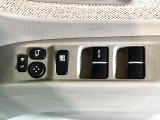 【電動格納ミラー】サイドミラーは電動格納式となっており、狭い駐車場でもキズがつくリスクを抑えられます。