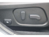 運転席は電動シートになります。スイッチ操作で座面及び背もたれの角度を調整できます。