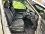 運転席と助手席はゆったりと並び、座面の形状も確認しやすい室内です。前方の視界が開けており、運転席まわりは落ち着いた色合いでまとまっています。