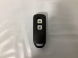 スマートキーを装備しています。鍵を差し込むことなくドアロックの開け閉めと、スタートボタン操作でのエンジンスタートができます。