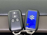 スマートキーをポケットやバッグに携帯していれば、キーを取り出すことなくドアハンドルを握り解錠、ドアハンドルのセンサーに触れるだけで施錠できます。