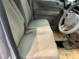 ベンチシートは、運転席と助手席の移動もスムーズ! 狭い駐車場での乗り降りや、お子様の乗り降りにも便利です。
