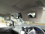 運転席と助手席にはバニティミラーを装備しています。