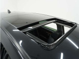 ◆サンルーフ装備車◆開放感あふれるガラスサンルーフを装備。快適なドライブをお楽しみいただけます。