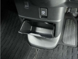 ◆センターロアボックス◆インパネ中央の下部には、ごみ箱としても使用する事ができるセンターロアボックスを装備しております。