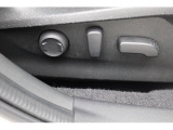 運転席パワーシート 電動シート採用で細かい微調整ができ、ドライビングポジションにしっかり合わせることで疲労軽減や事故防止につながります♪♪