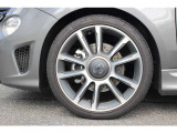 Bremboブレーキキャリパーを装備。アバルトらしい躍動感のある足元を演出します
