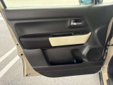 パワーウィンドウのスイッチですよ。運転席に居ながら窓を開け閉めのコントロールできます。