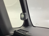 左(助手席側)のフロントピラーには、ピタ駐ミラーが付いていて、運転席から見えない左フロントタイヤ付近が目視で確認できます。