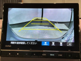 リバースギアに入れるだけで後方の表示へ切り替わります。夜間や雨の日の駐車も楽になりますよ。