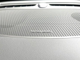【harman kardon】ハーマンカードンのHi-Fiスペシャリストと共に、モデル別に開発・設計された専用チューニングが臨場感溢れる音響空間を実現しています。