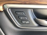 【ドライビングポジションシステム】運転席のシートの位置を電動で調節し、登録・呼び出しができます。