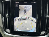 【360&deg;ビューカメラ】4台の高解像度カメラで360度の鳥瞰図を表示。隣の車や壁、死角にある障害物などを画面で確認できるため、狭いスペースでの駐車・出入りも安心です。