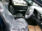 まずは、お座り下さい。運転している感覚がつかめると思います^^