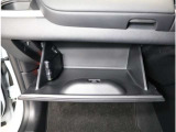 車検証ケースも入る丁度いいサイズのグローブボックスです。他にも普段入れておきたいものを入れておけます。