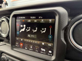 運転席・助手席の温度調節を個々に設定できるデュアルゾーンオートエアコンを装備しております。