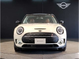 【BMWの伝統】BMWの特徴的な&ldquo;キドニーグリル&rdquo;は、80年以上続く伝統の形でございます。変わらないこだわりのデザインが、プレミアムブランド&ldquo;BMW&rdquo;を創り出します。