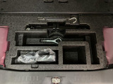 荷室下部にジャッキ工具類とパンク修理キットを収納しております。