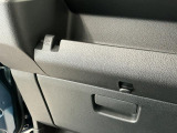 【フック】フックの用途は様々。手荷物のバッグや買い物袋、ビニール袋をぶら下げてゴミ箱にしても良いですね♪