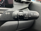 表示されたマークを確認しやすく、必要な操作を把握しやすいレイアウトです。運転席から手元で操作でき、周囲の状況に気を配りながら使える装備です。