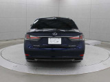 リヤコンビネーションランプは、L字型のテールランプ形状を強調したLEDを採用し、LEXUSであることを鮮やかに主張するとともに先進性を演出しています。