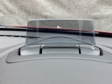 車速やナビのルート誘導などを表示してくれるアクティブ・ドライビング・ディスプレイ。視線や焦点調節が少なく済み、気持ちよく安全に運転を楽しめます。