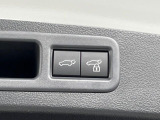 【パワーバックドア】スマートキーや運転席のボタンを押すだけでリアゲートが自動で開閉します!荷物を持っている時や、高い位置にあるバックドアを閉める際に便利な機能です♪